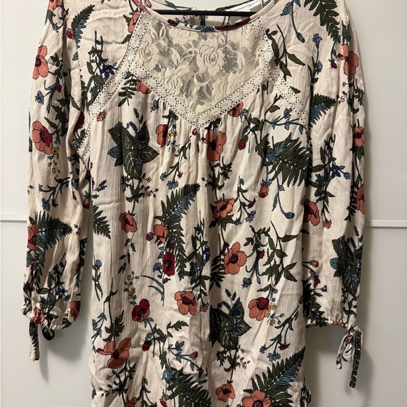 💸CLEARANCE 4 for $15💸 Floral Lace Accent Women's Top - Picture 2 of 4